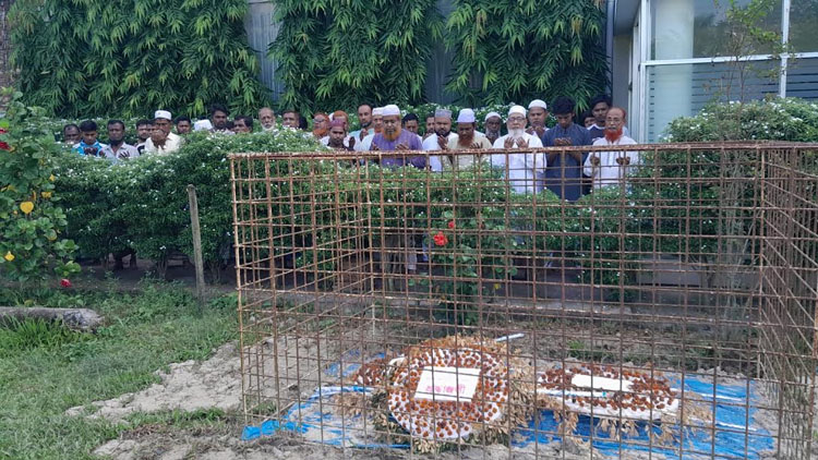 Kishoreganj Jamaat's delegation offers prayer at martyr Jibon's grave