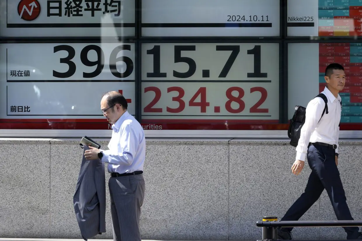 Asian markets fluctuate as traders digest China rate cut