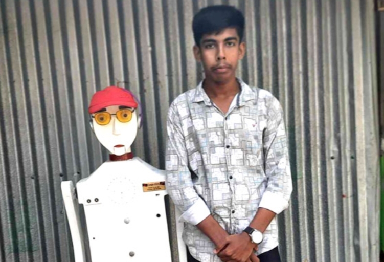 Poor school student makes robot in Khulna