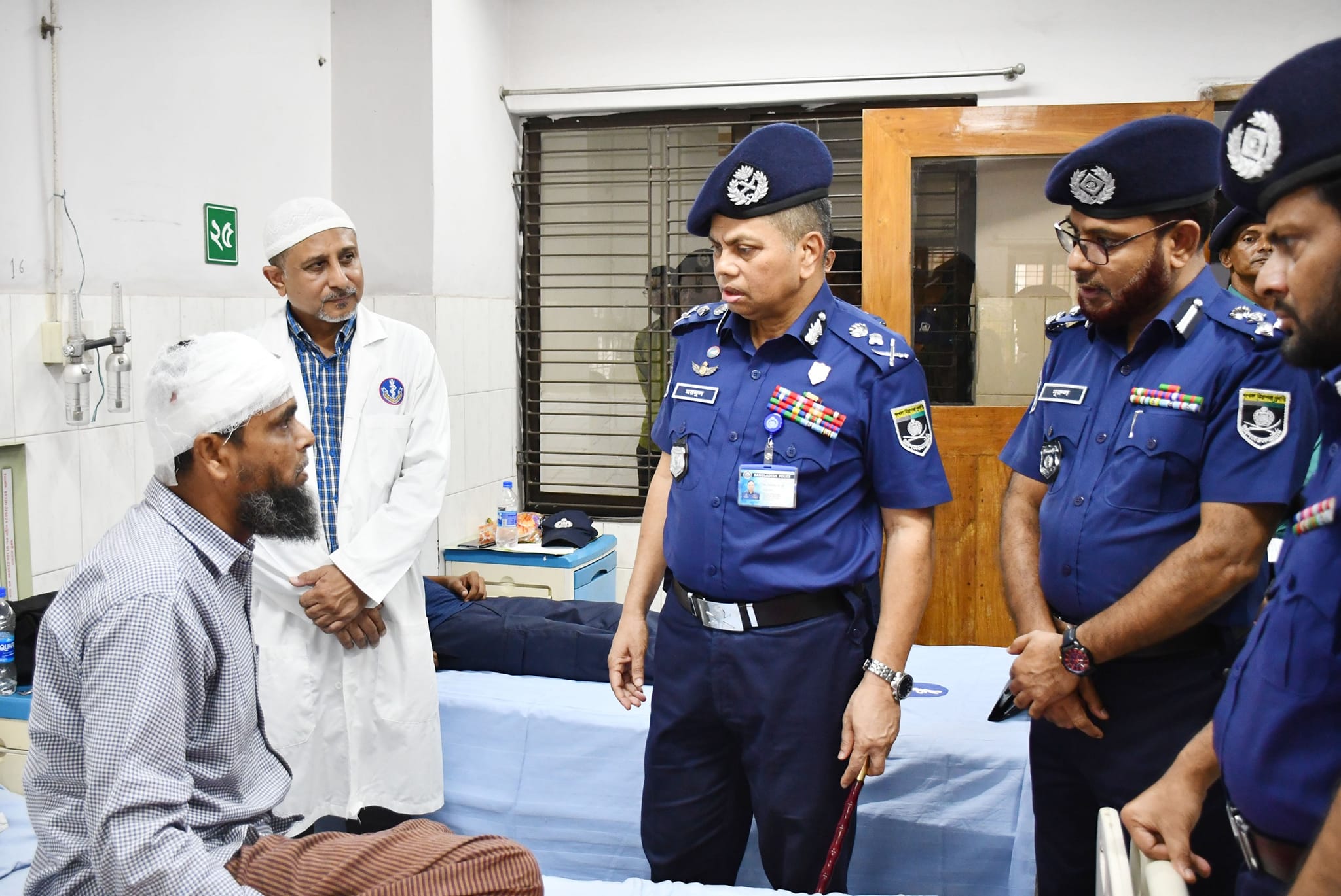 IGP, DMP commissioner visit injured policemen at CPH 