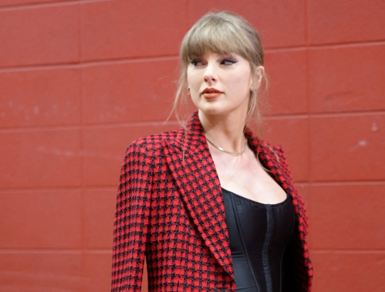 Taylor Swift triumphs at MTV Europe Music Awards dominated by female artists