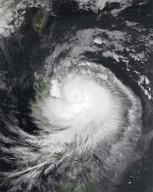 Thousands flee as Typhoon Usagi hits north Philippines