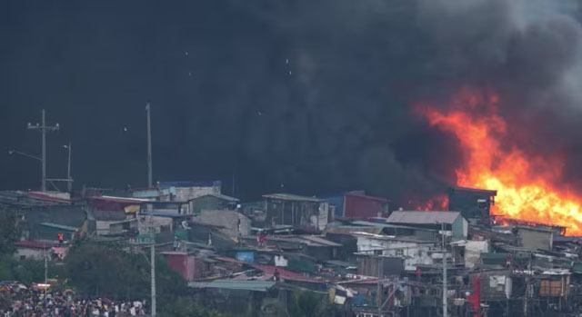 Fire rips through slum area in Philippine capital