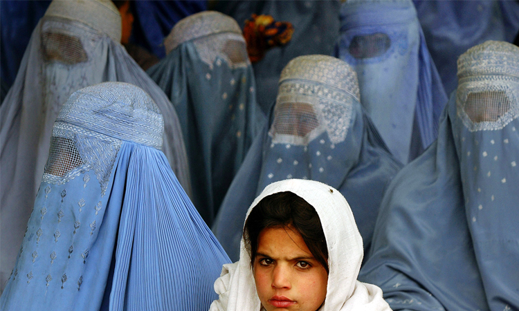New generation of Afghan women shift from burqa