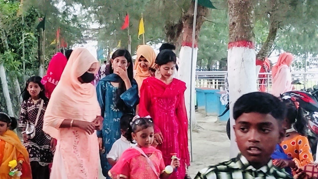 Crowd flock to Bhola's amusement spots on Eid day