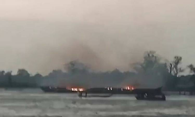 At least 33 dead in DR Congo boat fire