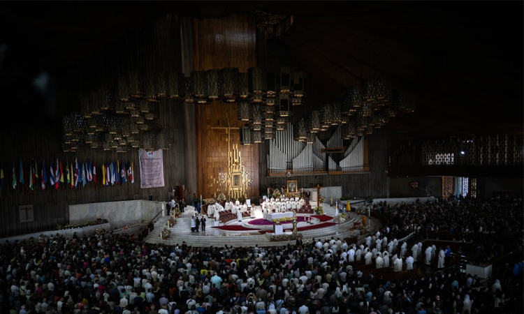 Mexican faithful fill basilica in honor of Pope Francis