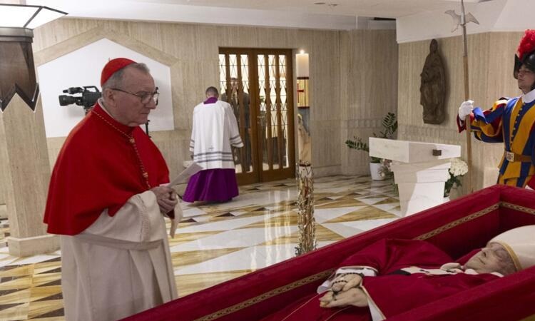 Tens of thousands say goodbye to Pope Francis lying in state