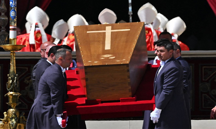 Francis laid to rest as 400,000 mourn pope 'with open heart'