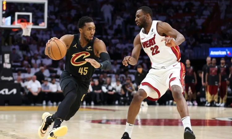 Cavaliers scorch Heat to seal series sweep