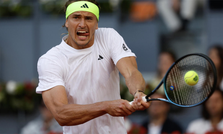 Zverev crashes as Swiatek scrapes into Madrid Open quarter-finals