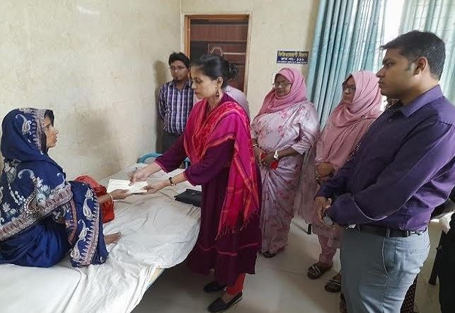 Women affairs ministry hands over cheques to Lamia’s mother