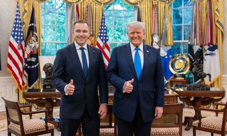 Polish right-wing presidential candidate visits Trump