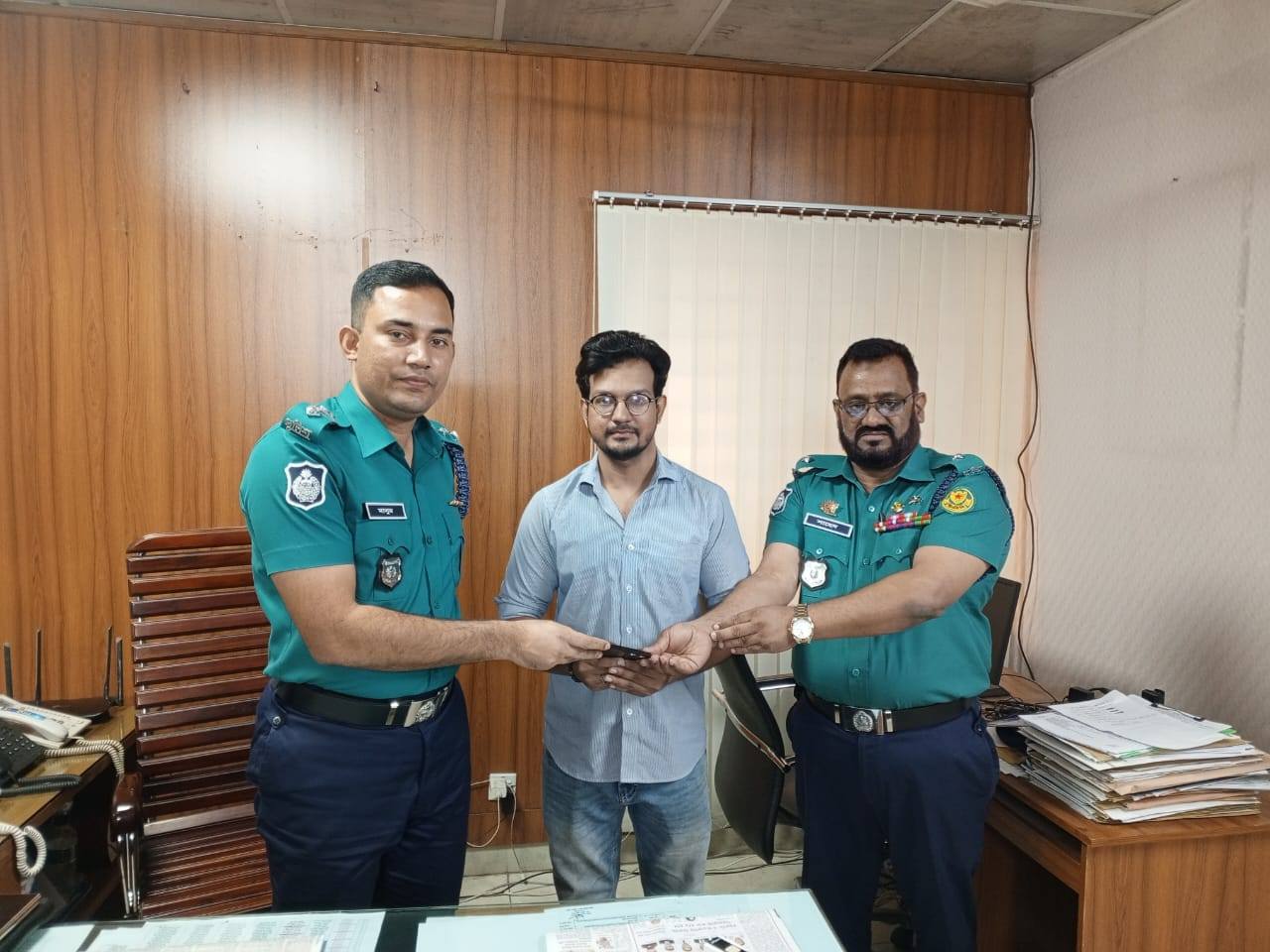 Police returns 21 missing mobile phones to owners