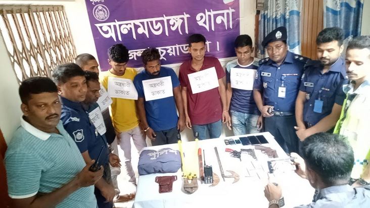 Six robbers held with local, foreign weapons in Chuadanga