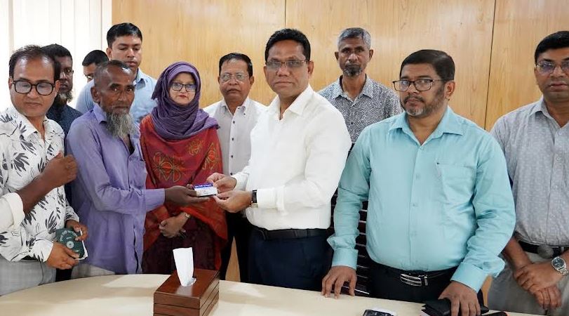 KCC distributes RFID cards to Easy Bikes drivers 