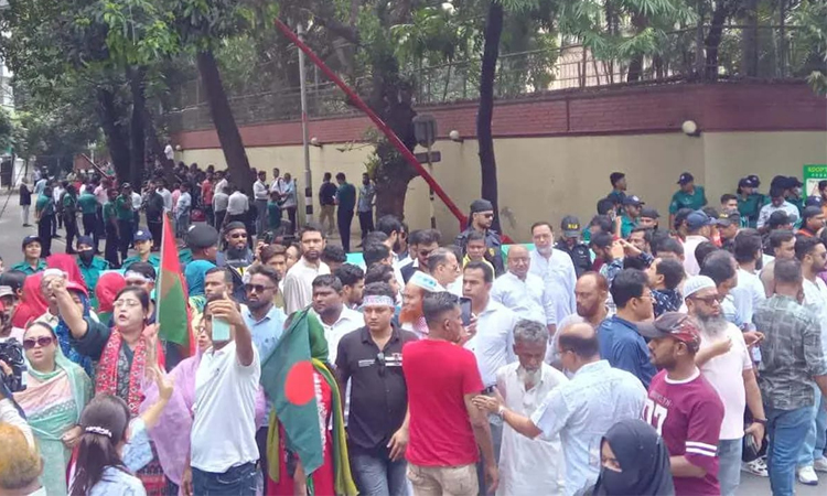 Khaleda Zia's Gulshan residence swarmed with massive crowds