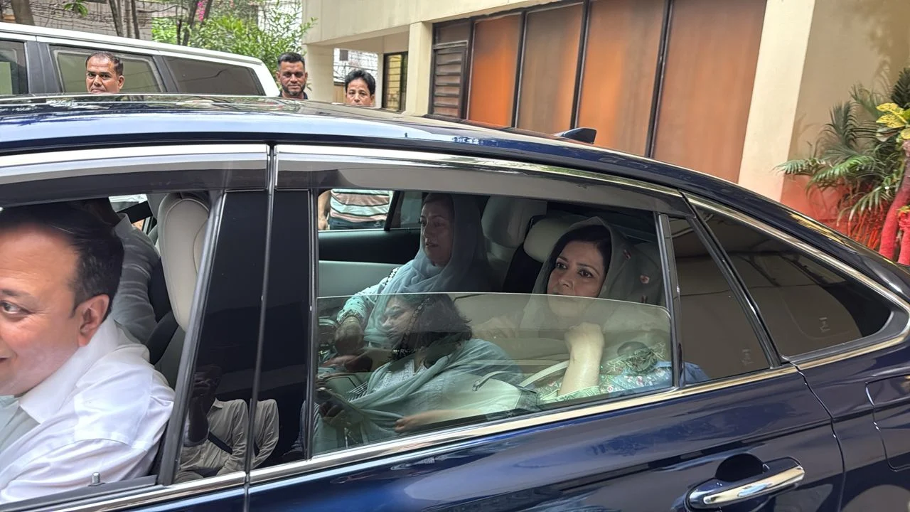 Zubaida Rahman visits ailing mother at hospital