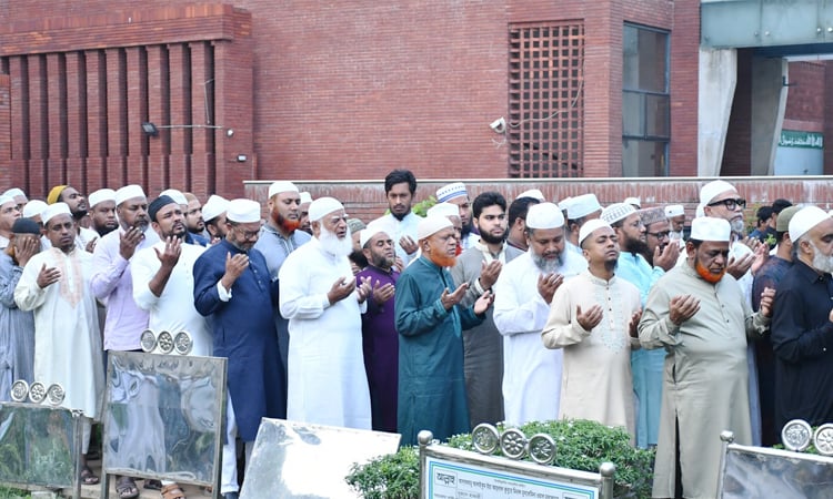 Shafiqur Rahman pays tribute at Barrister Abdur Razzak's grave