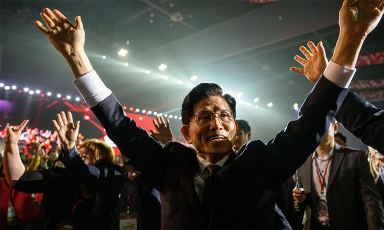 S. Korea conservatives choose presidential candidate after last-minute chaos