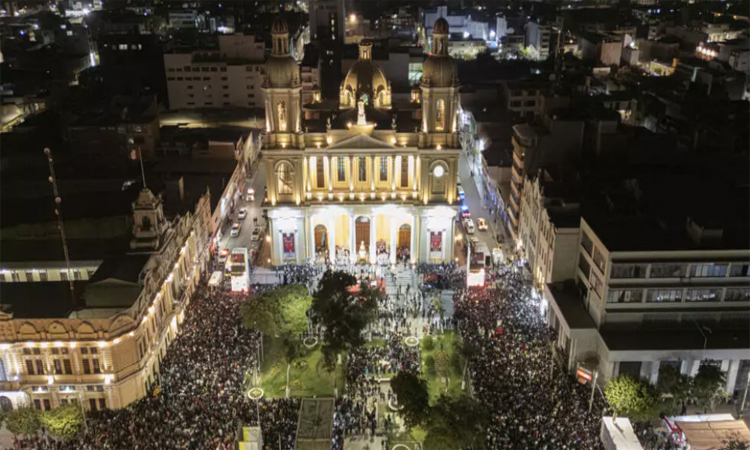 Jubilant Peruvians celebrate new pope at mass in adoptive city