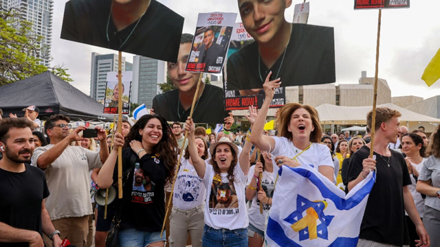 Celebrations as Hamas frees US-Israeli hostage