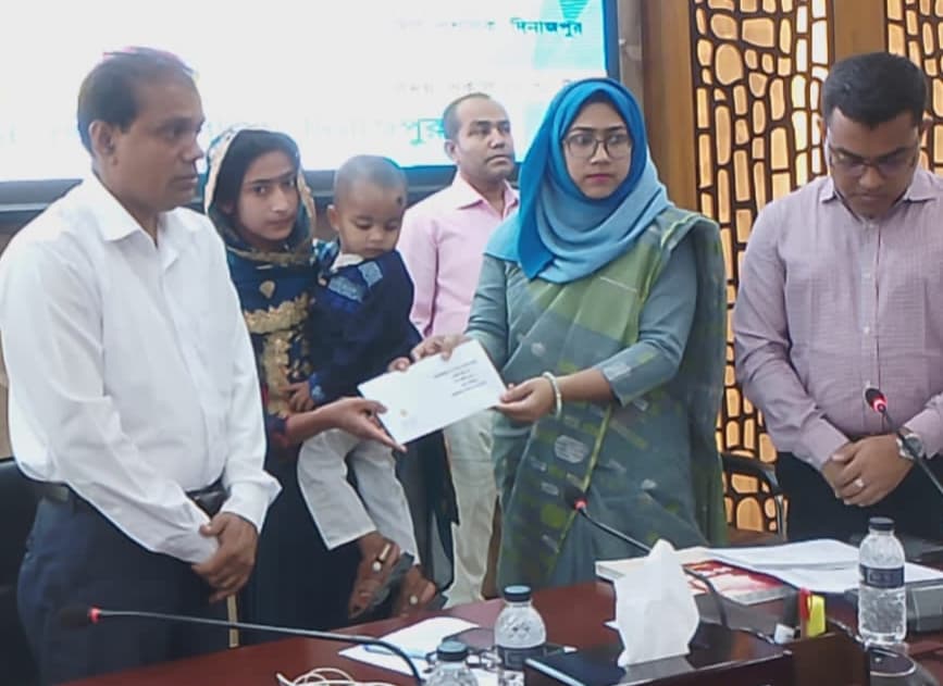 Eight July uprising martyrs’ families get financial aid in Dinajpur 