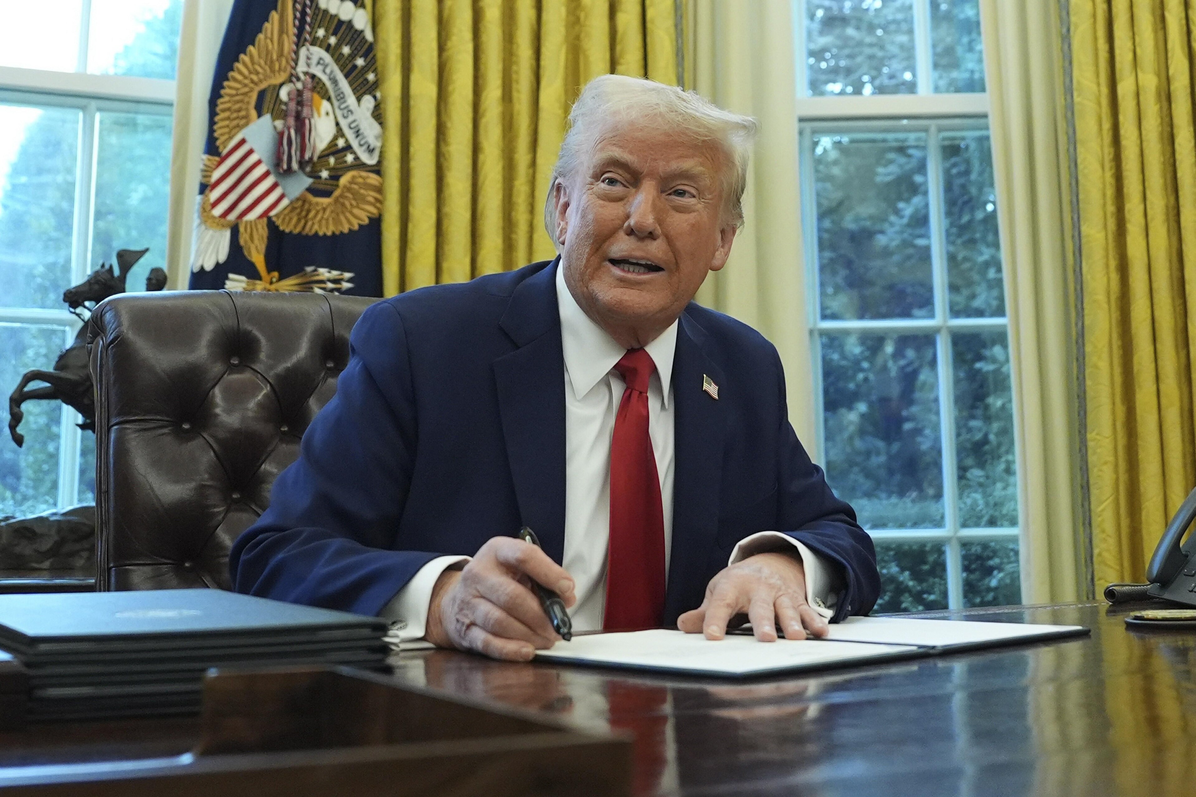 Trump urges enforcement of Iran sanctions amid talks