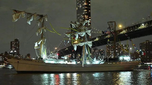 Mexican Navy training ship hits New York's Brooklyn Bridge