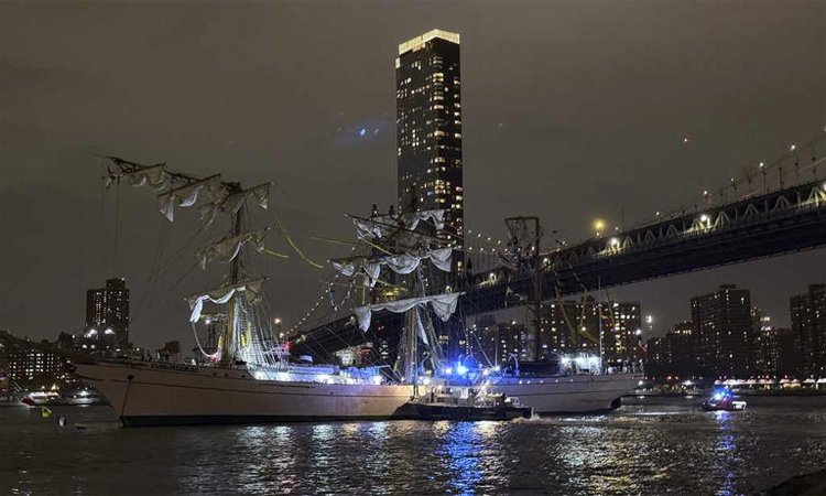 Mexican Navy training ship hits New York's Brooklyn Bridge