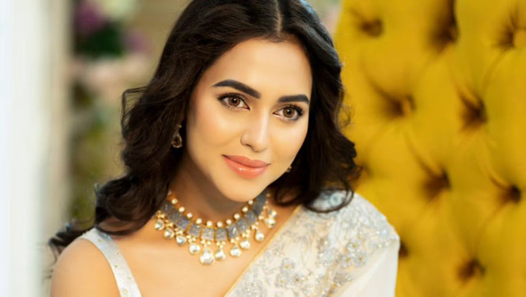 Actress Nusrat Faria held in Dhaka airport 