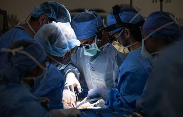 US surgeons perform world's first bladder transplant