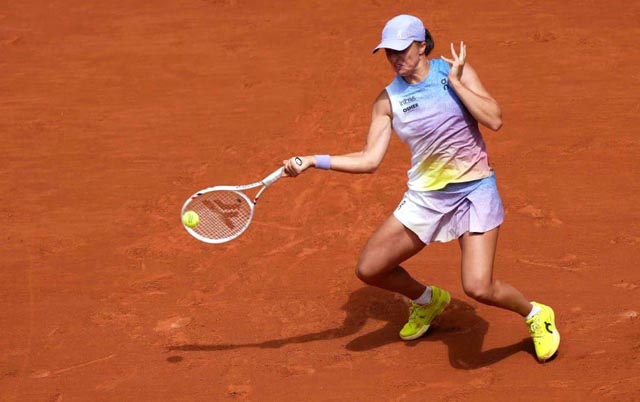 Swiatek faces Raducanu test, Alcaraz eyes French Open third round