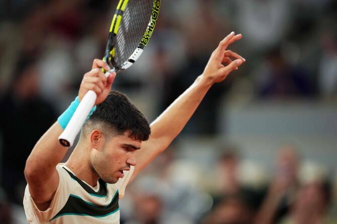 Alcaraz fights into French Open last 16 as Swiatek, Sabalenka progress