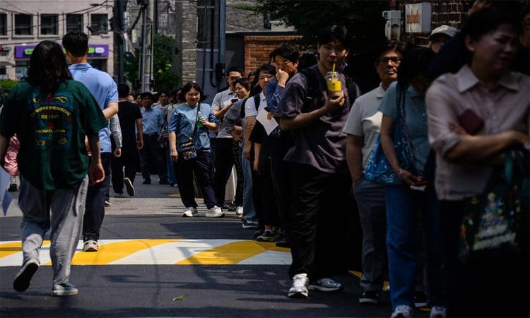 South Koreans rally for presidential hopefuls days before vote