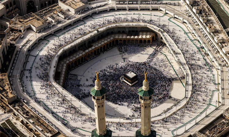 Pilgrims come together in Mecca under scorching desert heat
