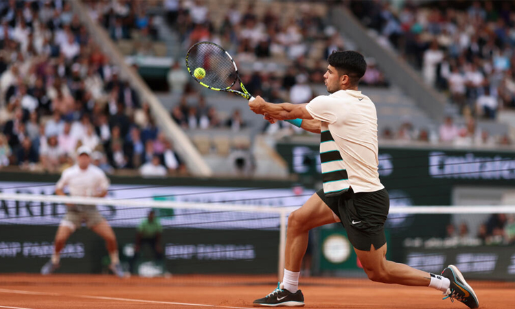 'Amazing' Alcaraz cruises into French Open last four