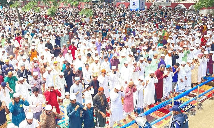 Thousands offer Eid prayers at Solakia 