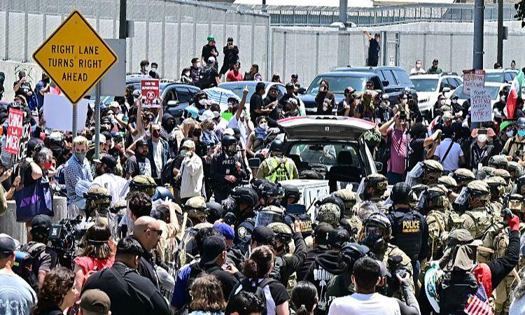 Scuffles in Los Angeles as soldiers sent by Trump fan out