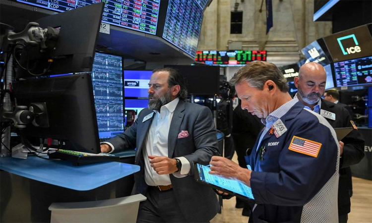 US stocks end mostly up as markets eye trade talks