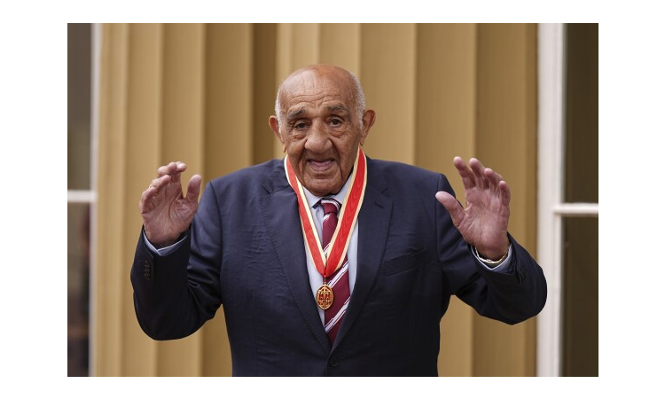 Billy Boston, 90, becomes rugby league's first knight