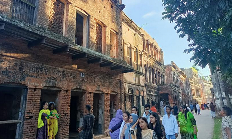 Crowds overwhelm Sonargaon's tourist spots on Eid holidays