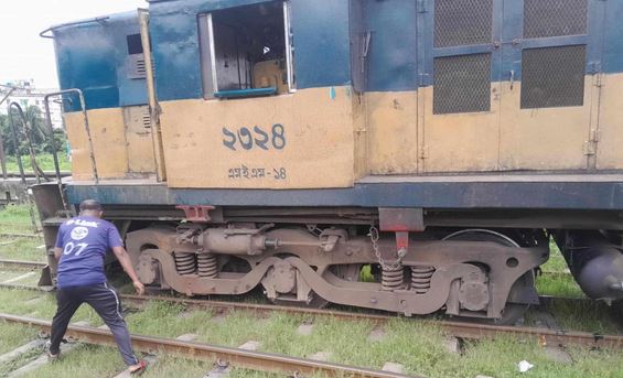 Commuter train engine derails in Mymensingh