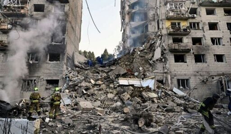 Russian strikes kill 10 in 'horrific' attack on Kyiv