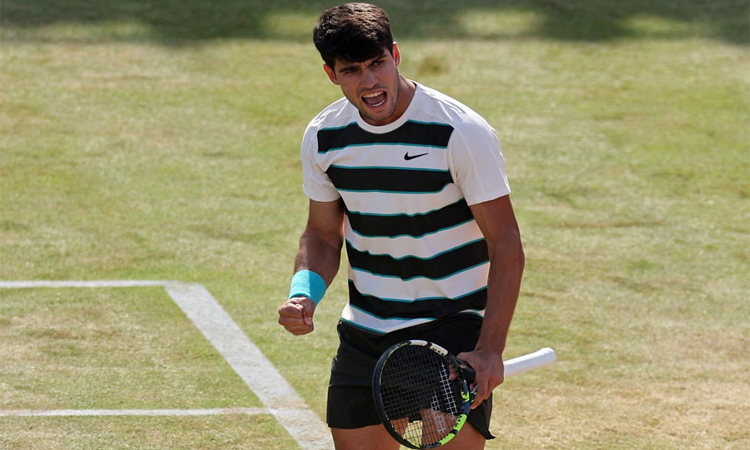 Alcaraz wins testing Queen's opener, Fritz, Shelton out