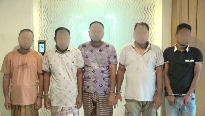 6 held over Tk 21 lakh robbery in Mirpur, foreign pistols, looted money seized 
