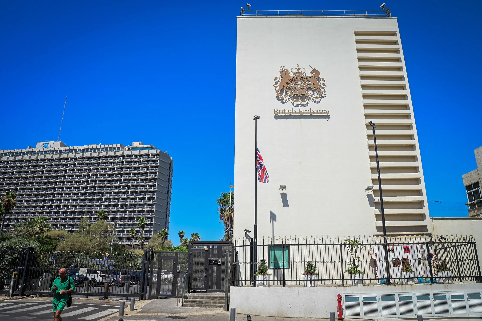 UK 'temporarily' withdraws embassy staff families from Israel 