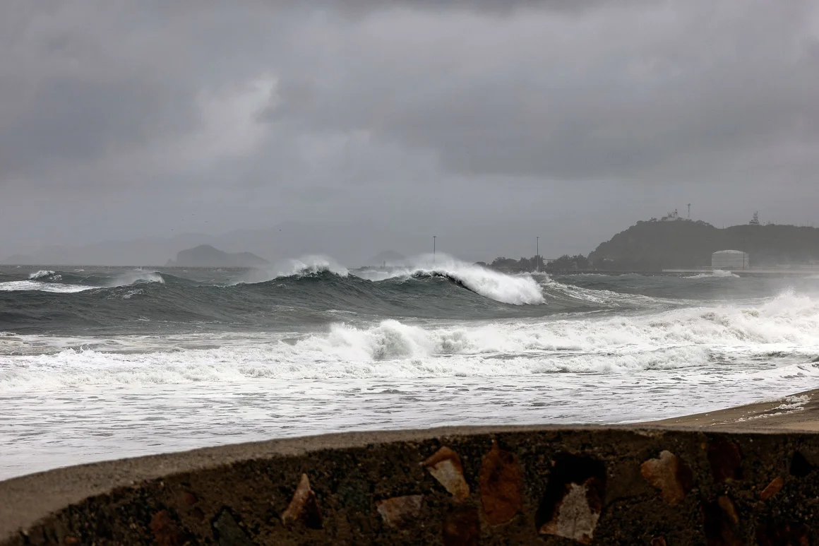 Tourists, fishermen hunker as Hurricane Erick pounds Mexican coast