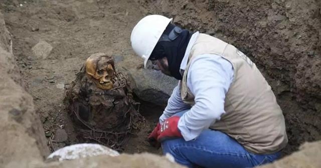 Peru gas workers find thousand-year-old mummy