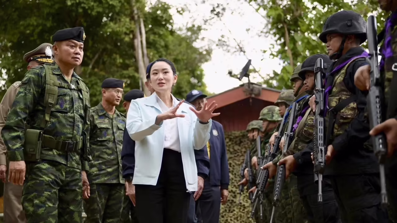 Thai PM meets army commander in attempt to defuse political crisis